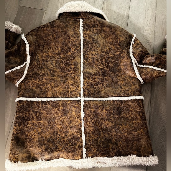 Urban Outfitters Sherpa Button Front Lightweight Coat - Picture 5 of 9
